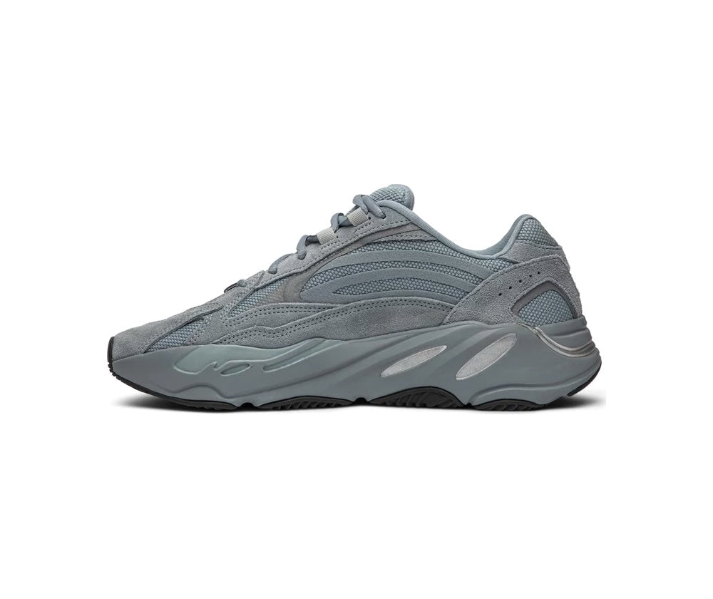حذاء Yeezy Boost 700 V2 باللون الأزرق للمستشفى