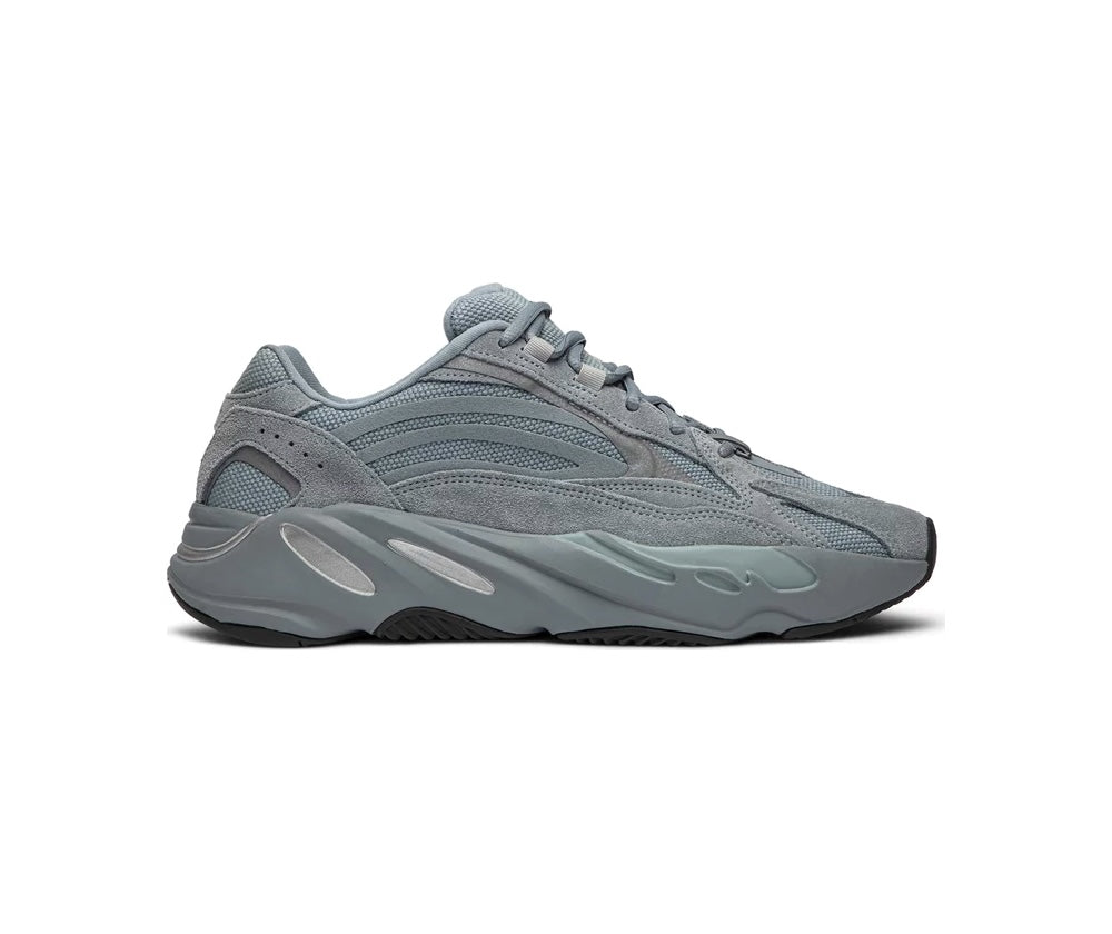 حذاء Yeezy Boost 700 V2 باللون الأزرق للمستشفى