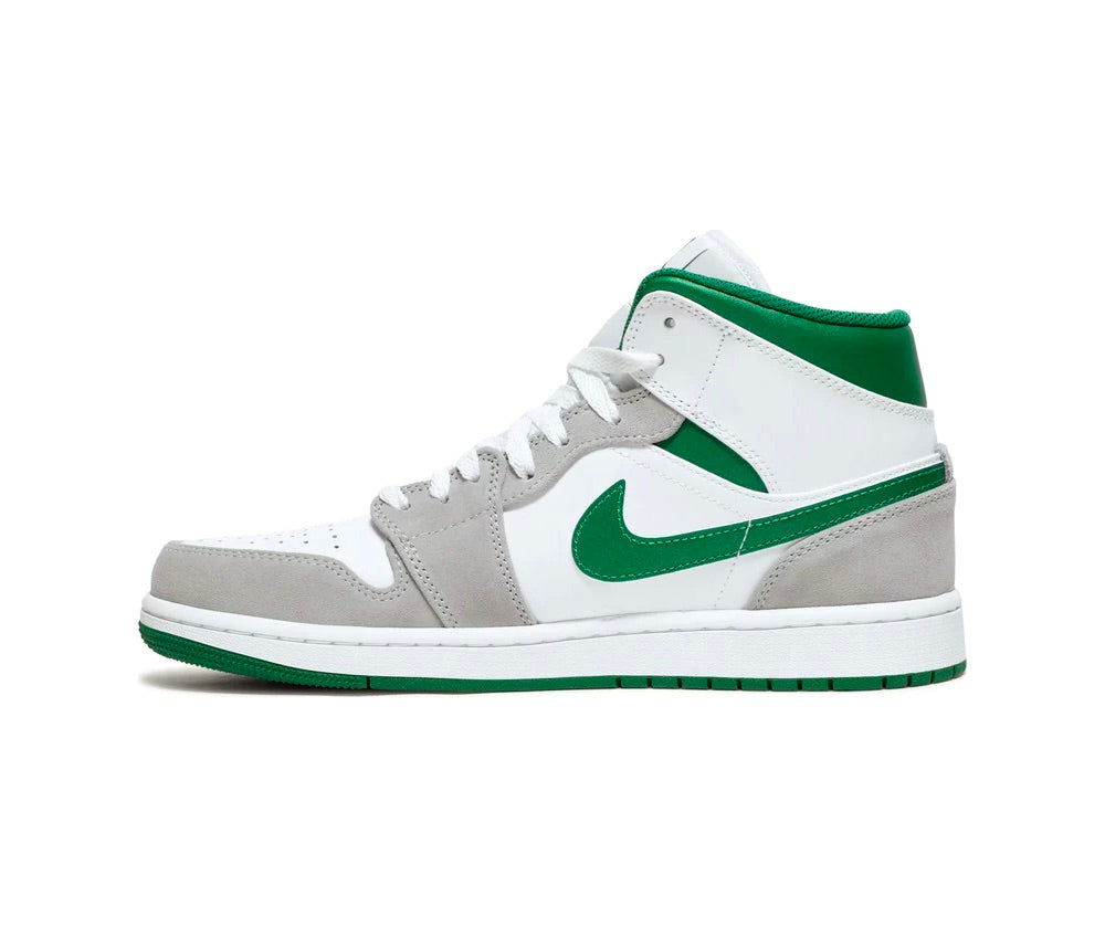 حذاء اير جوردان 1 باللون الرمادي المتوسط والصنوبر الأخضر