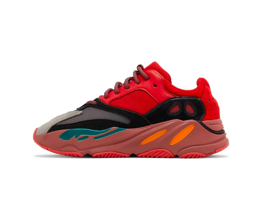 حذاء Yeezy Boost 700 عالي الدقة باللون الأحمر