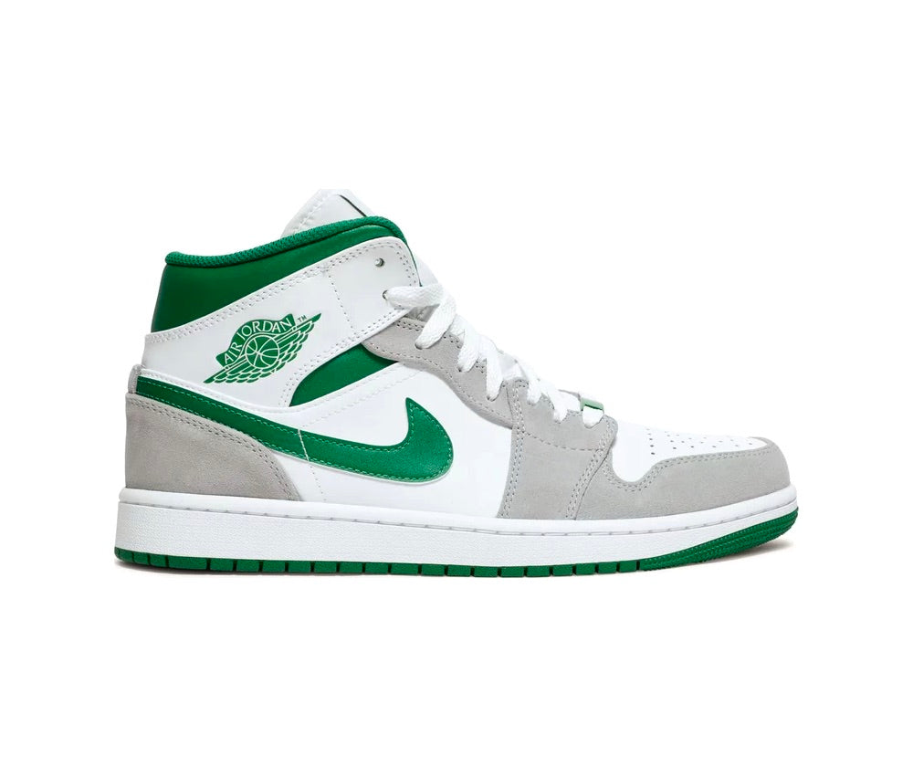 حذاء اير جوردان 1 باللون الرمادي المتوسط والصنوبر الأخضر